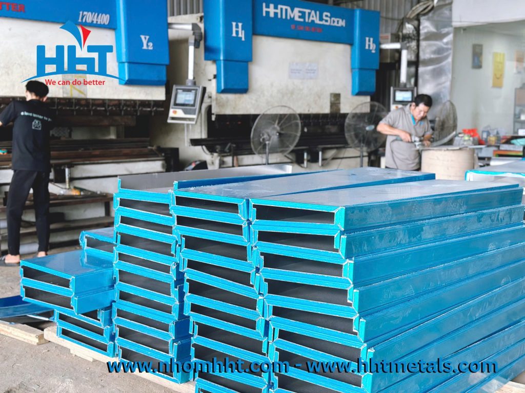 Gia công tấm ốp nhôm Solid theo yêu cầu 